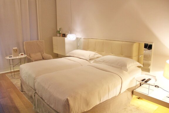 Cama ampla da suíte casal