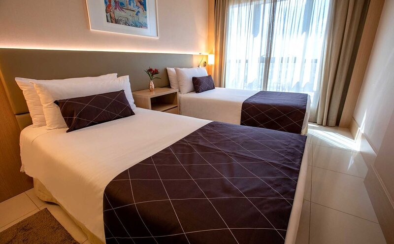 Quarto individual iluminado com cama de solteiro